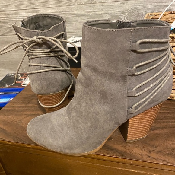 Shoes - Picture 2 of 8